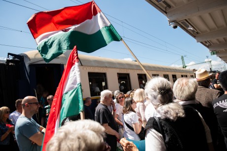 Begördült a Kárpátia Expressz a fehérvári vasútállomásra